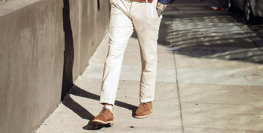 Cómo usar los pantalones chinos para hombre